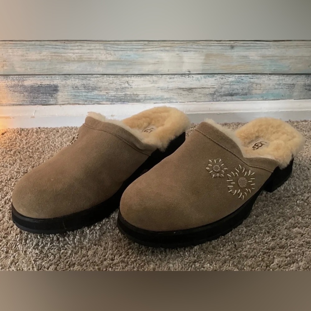 UGG Australia Woman’s Slippers, Light Brown